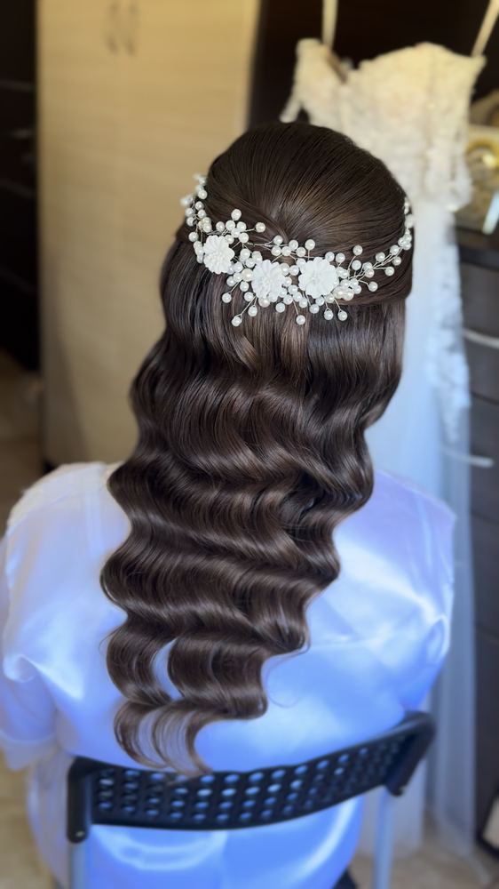 Χειροποίητο hair vine με πέρλες σε νυφικό χτένισμα με κυματιστά μαλλιά