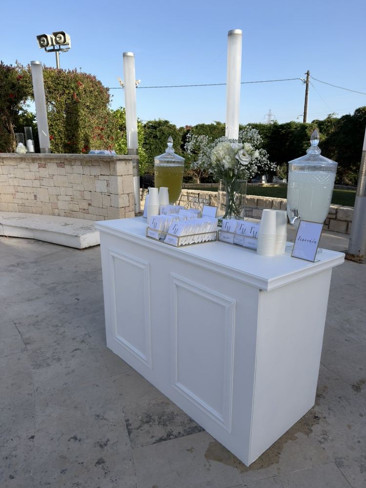 Λευκό welcome station σε εξωτερικό χώρο με λεμονάδα